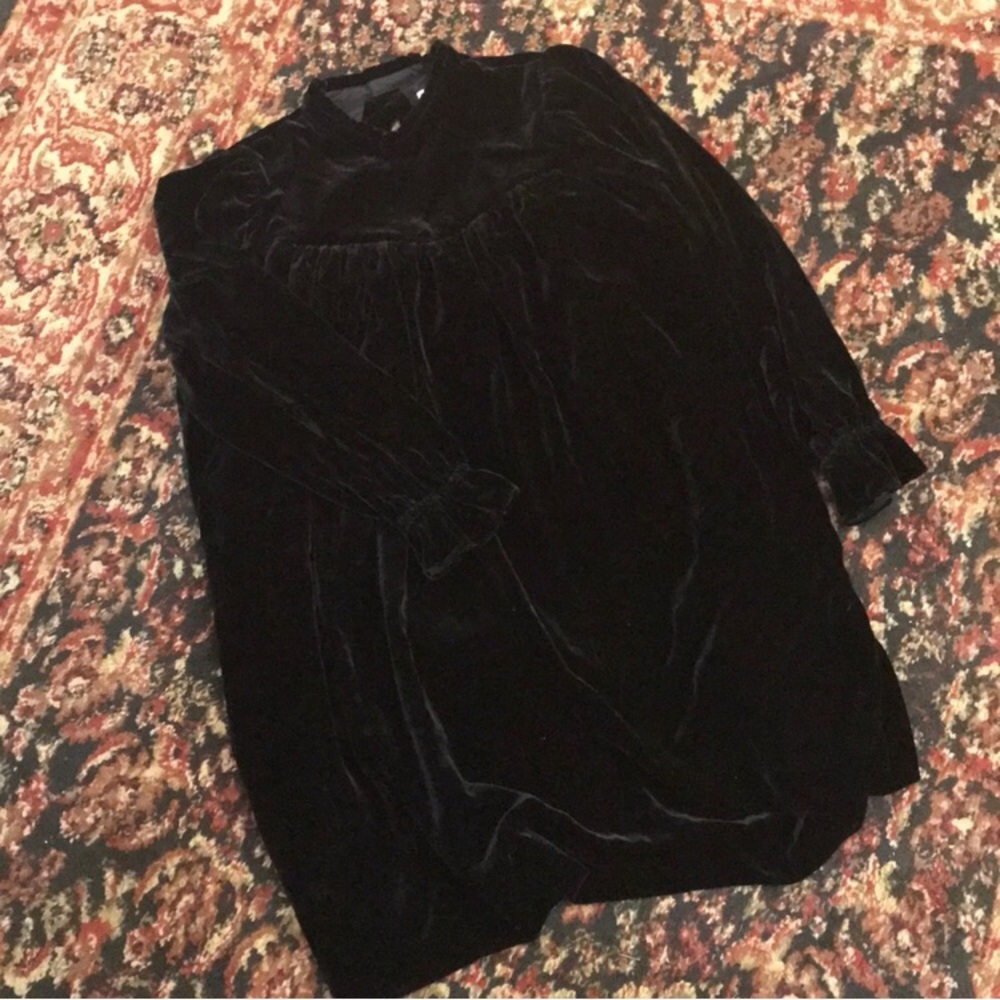 Bonpoint black velvet shift dress in sz. M
